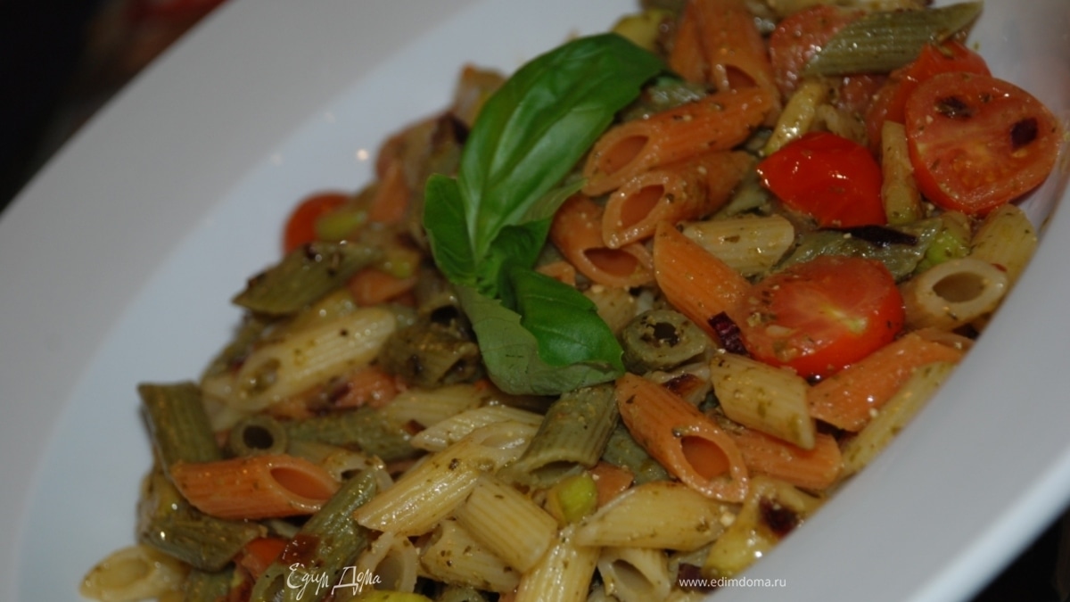Пенне с цукини, помидорками черри и песто