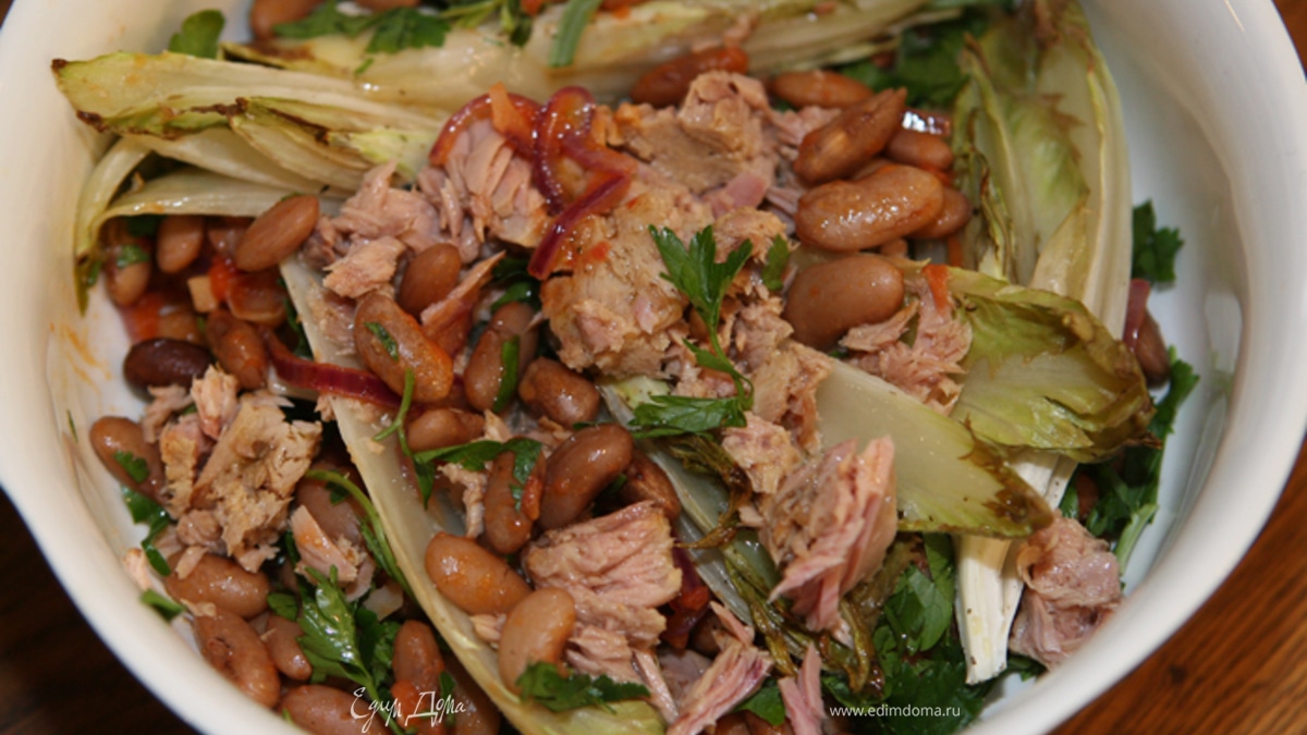 Салат из красной фасоли с тунцом и цикорием