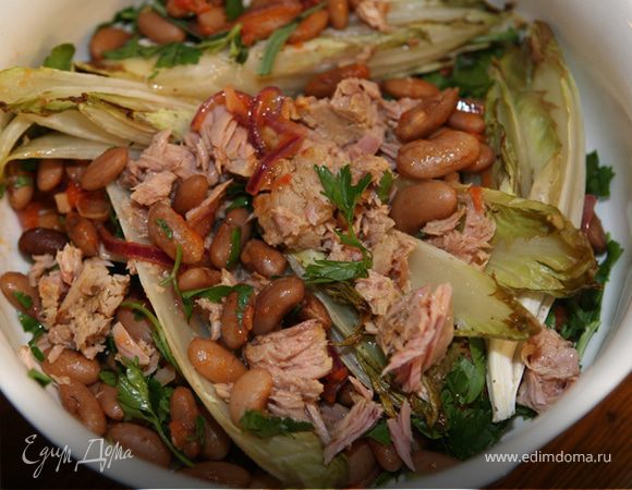 Салат из красной фасоли с тунцом и цикорием