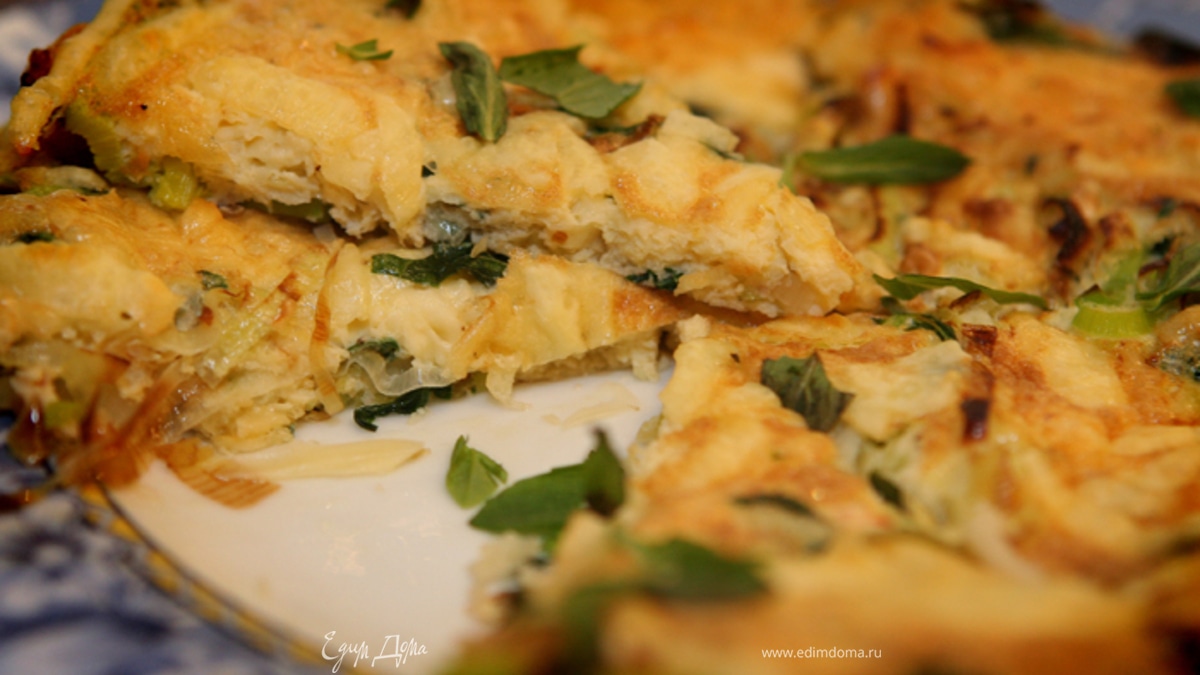Фриттата с луком-пореем, сыром и травами