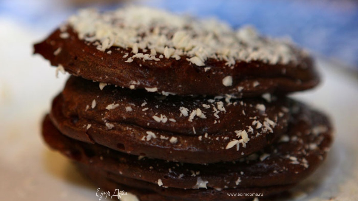 Шоколадные оладушки со взбитыми сливками