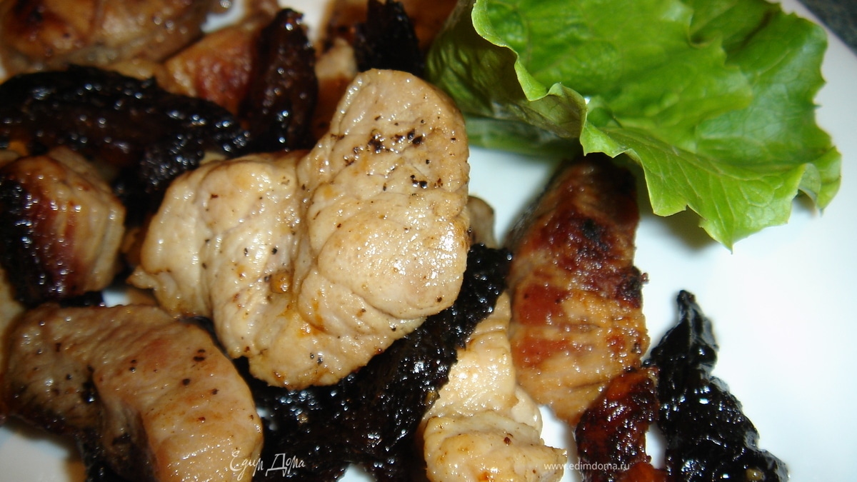 Свинина с черносливом, тушенная в пиве