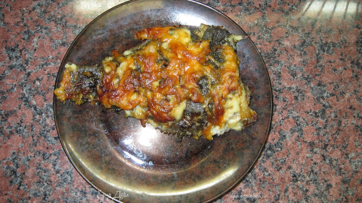 Камбала, запеченая с зеленью и сыром