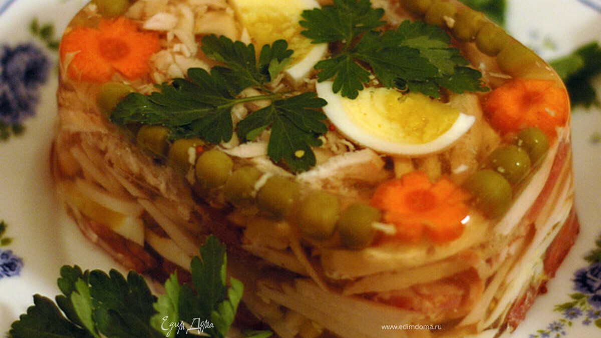 Заливное из курицы с зеленым горошком