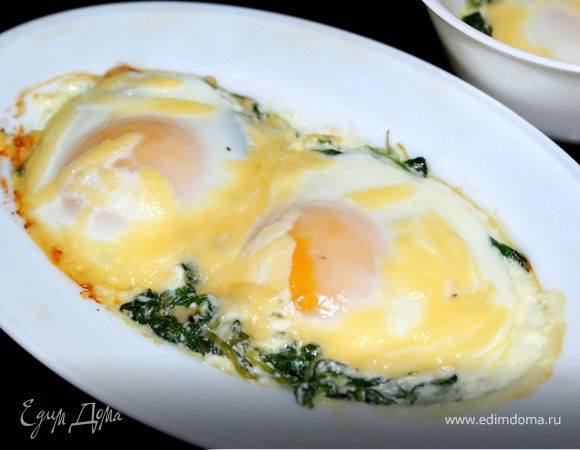 Запеченые яйца со шпинатом и сыром на завтрак