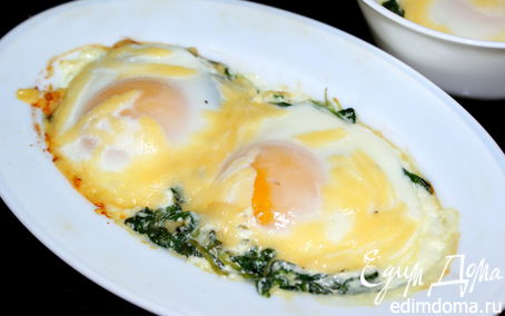 Рецепт Запеченые яйца со шпинатом и сыром на завтрак