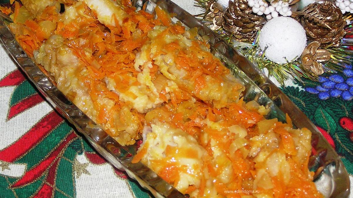 Маринованная рыба с морковью и ананасами