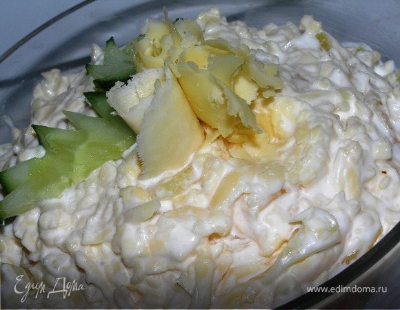 Салат с сыром и ананасами