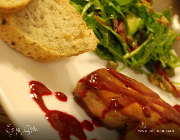 Фуа-гра под ягодным соусом с зеленым салатом