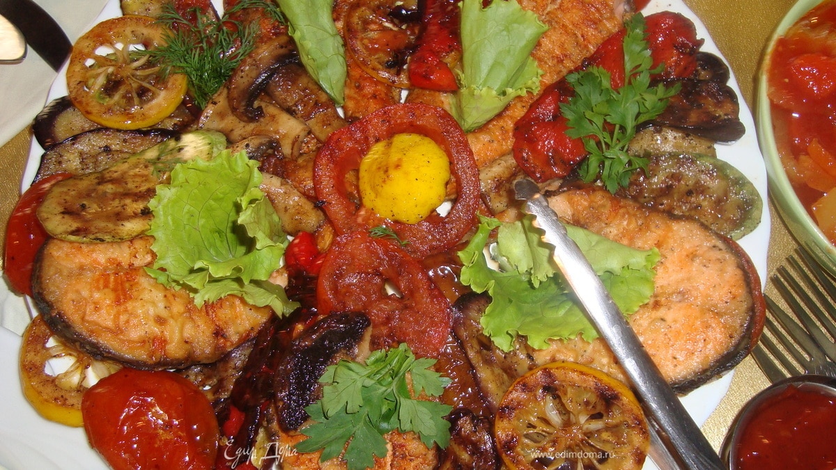 Семга с овощами на гриле