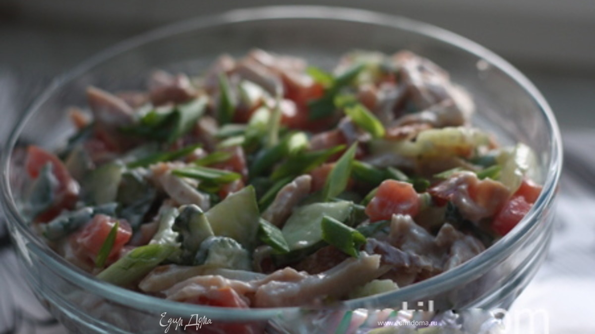 Свежий салат с копченой курочкой