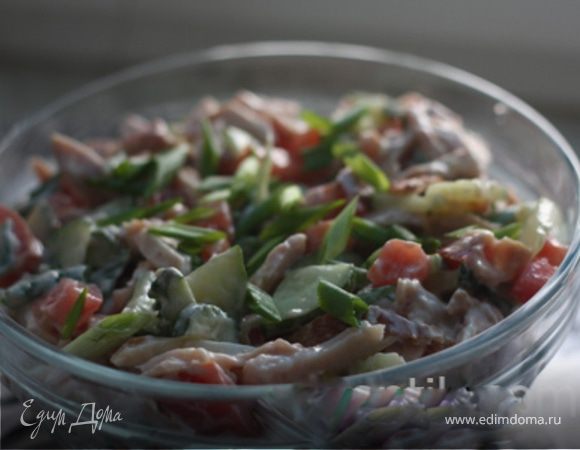 Свежий салат с копченой курочкой