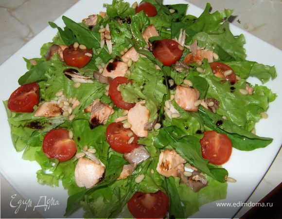 Салат с семгой и кедровыми орешками