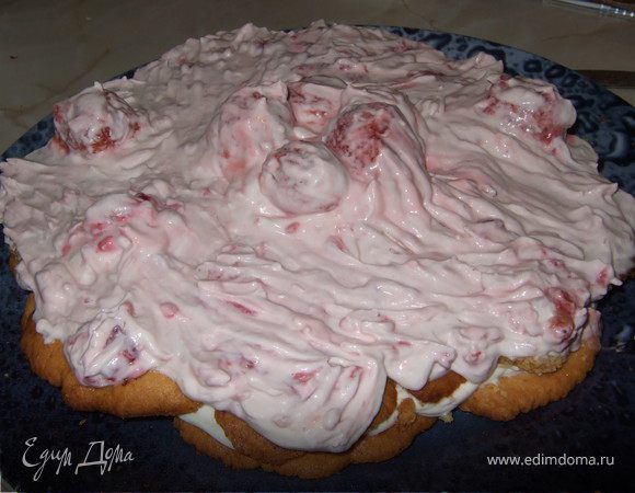 Пирог с клубникой и взбитыми сливками Пирог с клубникой и взбитыми сливками