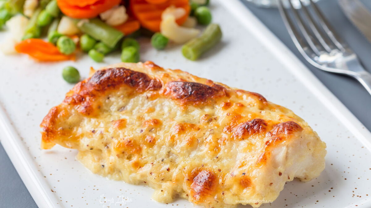 Судак, запеченный с помидорами и сыром