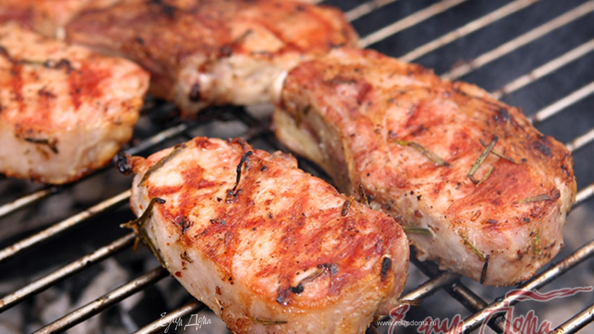 Свиные отбивные с розмарином на гриле
