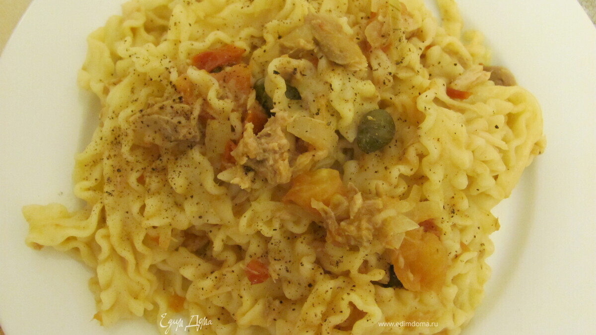 Тальятелле с тунцом и каперсами в соусе из томатов
