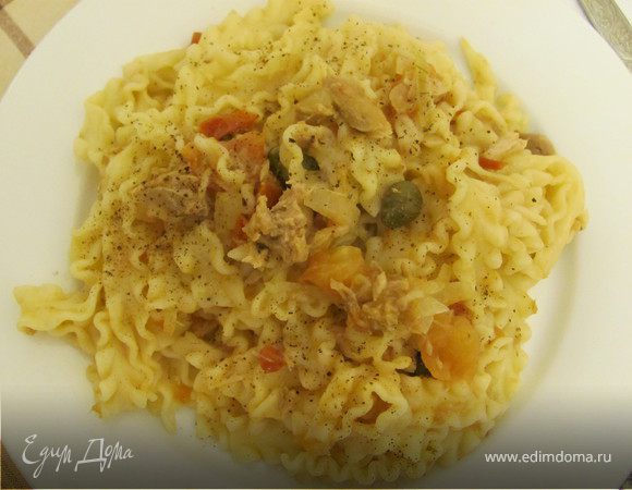 Тальятелле с тунцом и каперсами в соусе из томатов Тальятелле с тунцом и каперсами в соусе из томатов