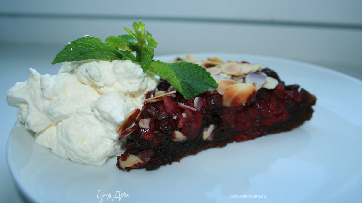 Шоколадный торт с вишней