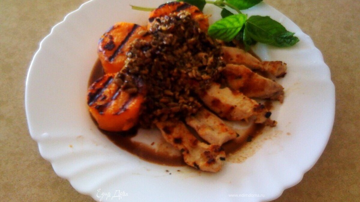 Куриное филе под кедровым соусом