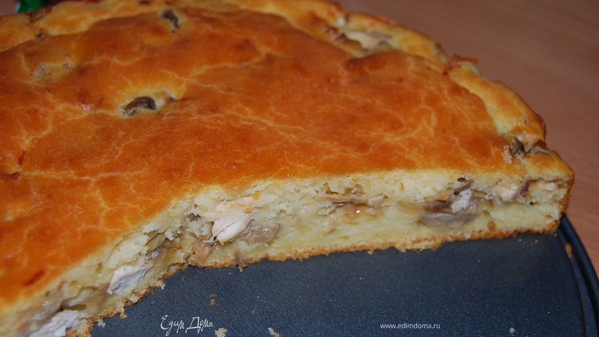 Пирог с грибами и куриным филе