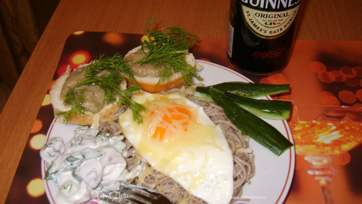 Гречневая лапша с козьим сыром и фундуком