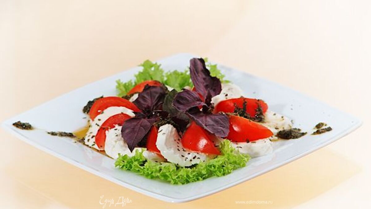 Салат с моцареллой и помидорами черри