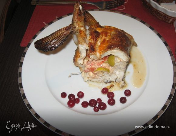 Щука, фаршированная овощами