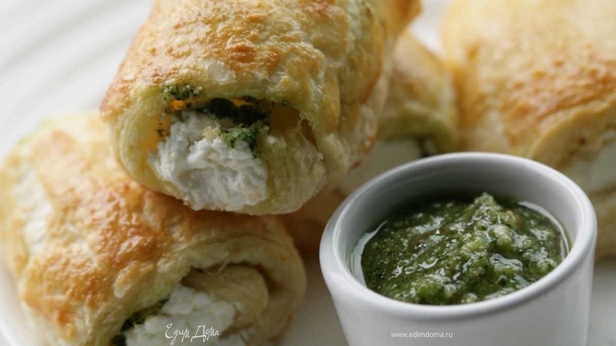 Закуска из козьего сыра с соусом песто