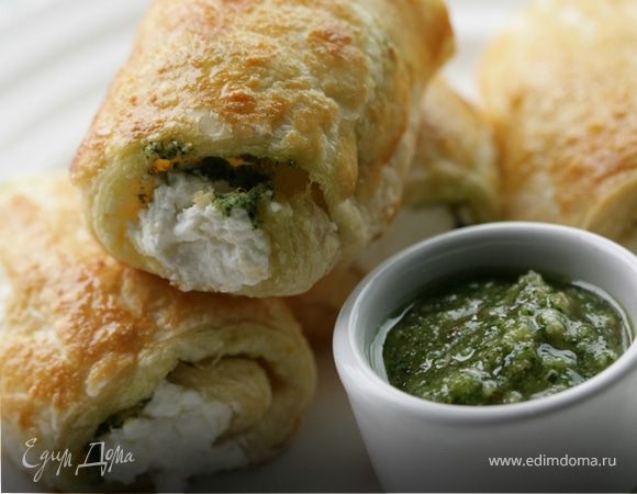 Закуска из козьего сыра с соусом песто 