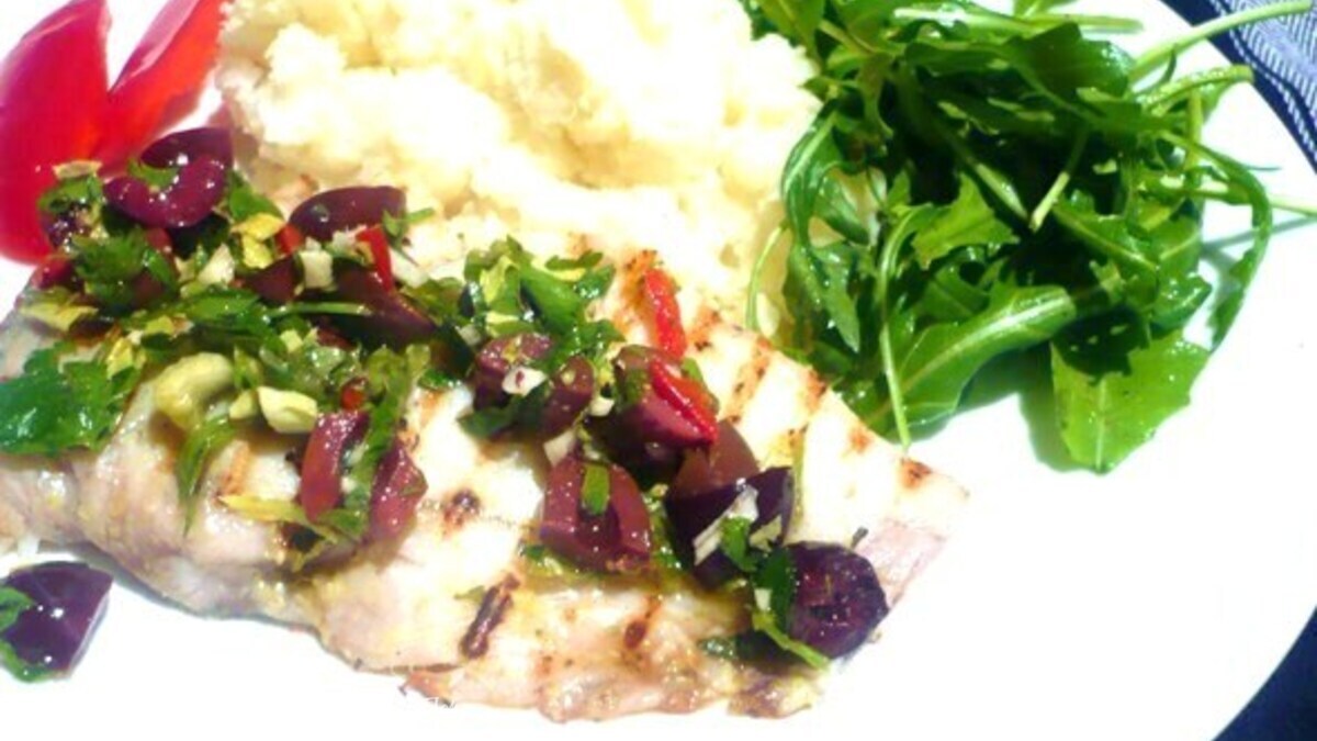 Рыба в соусе из черных оливок 