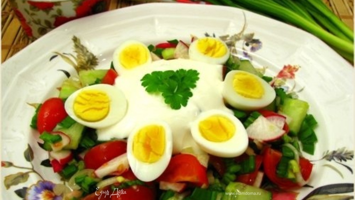 Салат с черемшой и овощами