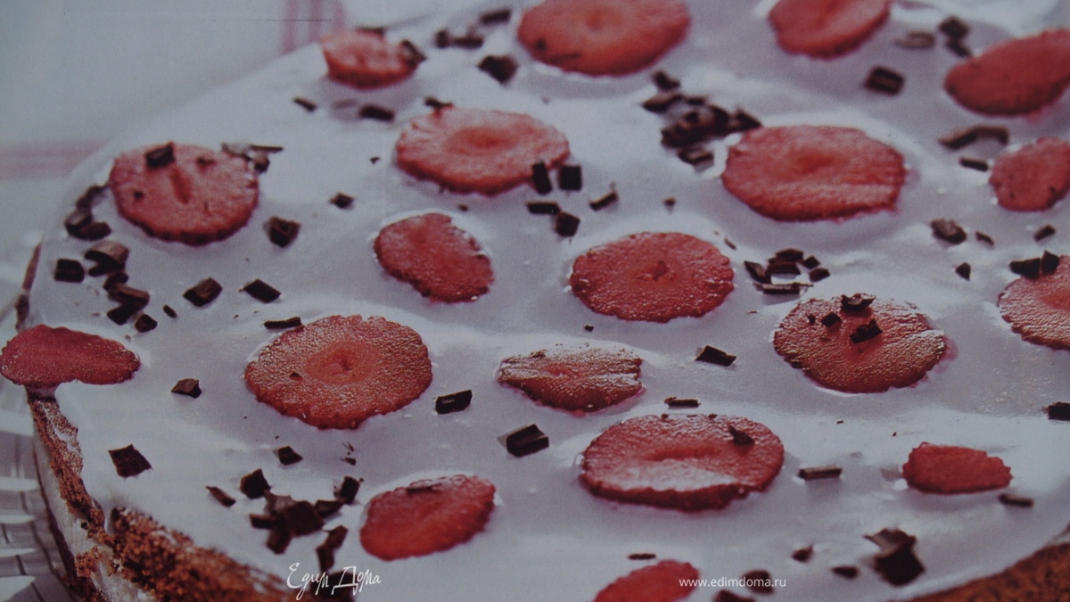 Маковый торт с клубникой
