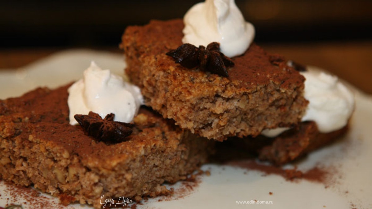 Пирог с грецкими орехами и кофейным сиропом