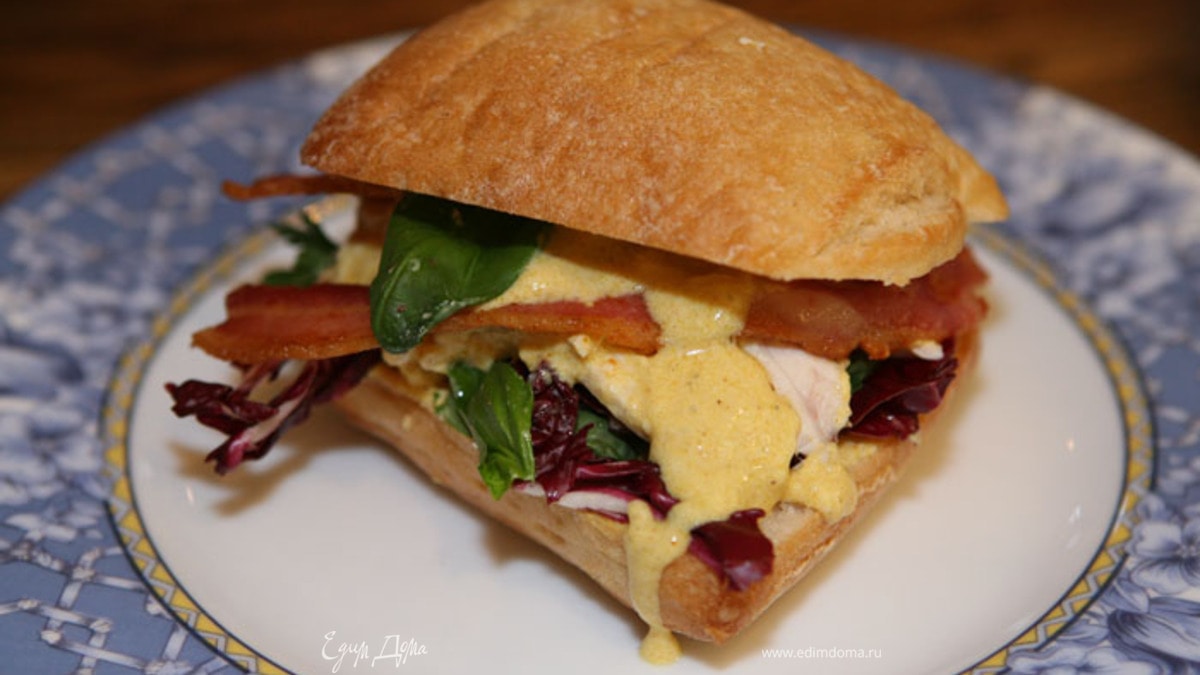 Сэндвич с курицей карри, радиккио и базиликом