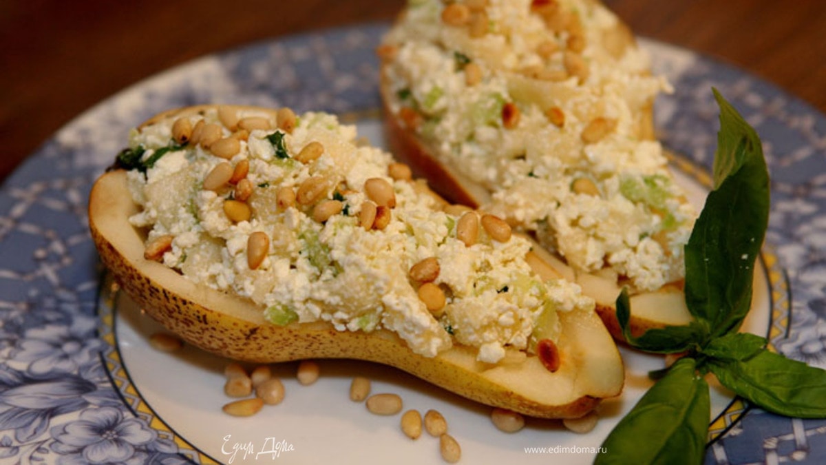 Груши с творогом, сельдереем и кедровыми орешками