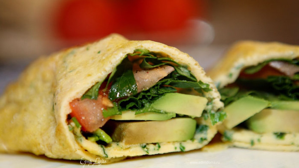 Роллы из омлета с авокадо, помидорами и зеленью 