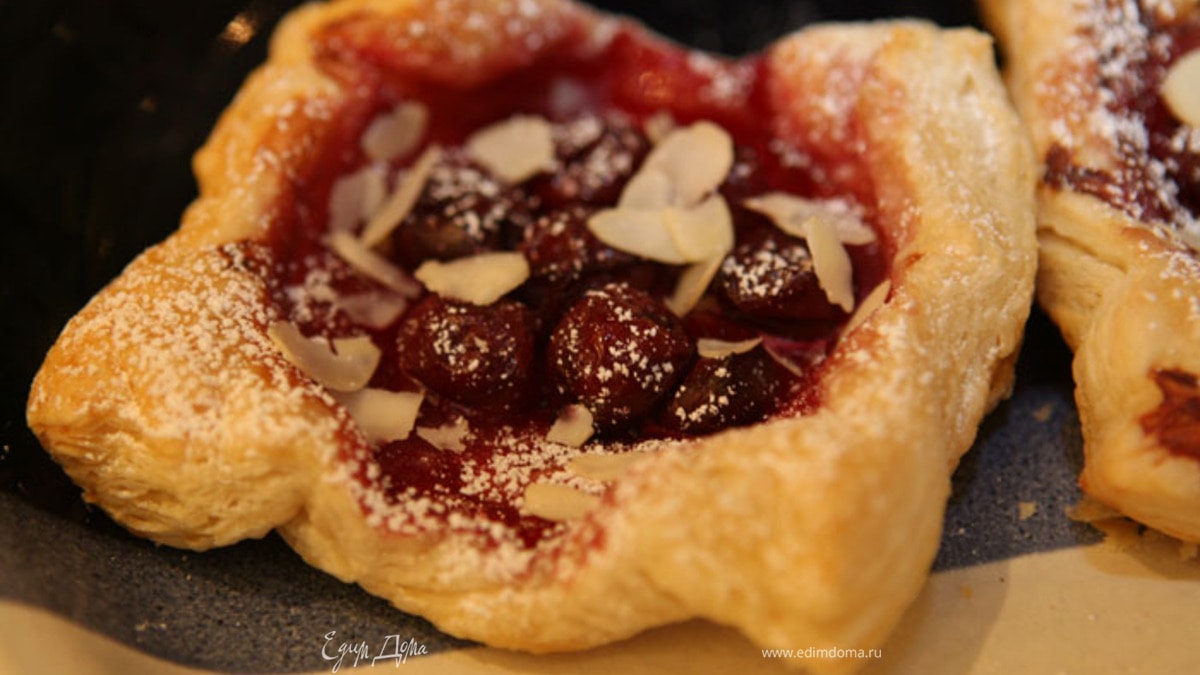 Плюшечки из слоеного теста с вишней и миндалем