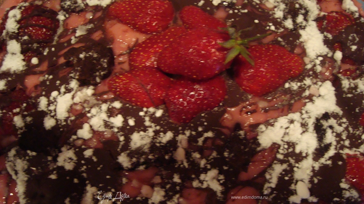 Творожно-клубничный торт  с черным шоколадом