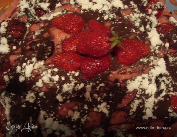 Творожно-клубничный торт с черным шоколадом Творожно-клубничный торт с черным шоколадом