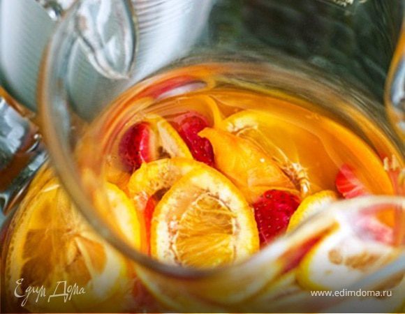 Белая сангрия с клубникой Белая сангрия с клубникой