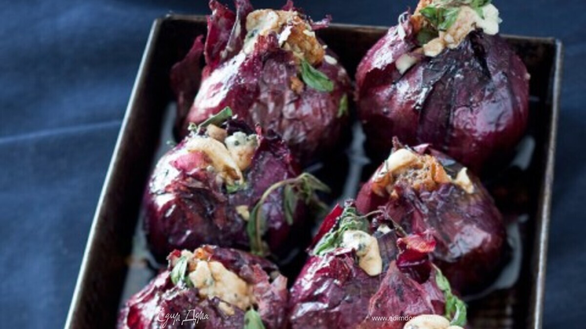 Фаршированный красный лук с сыром