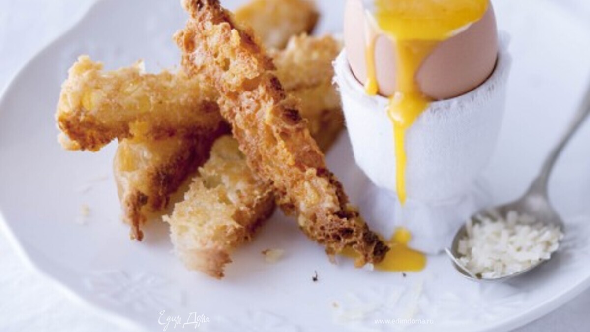 Тосты из сыра пармезан с яйцами