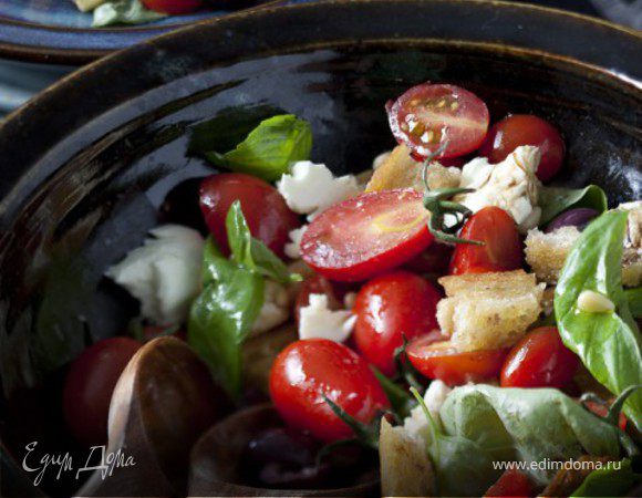 Салат Панцанелла со свежими помидорами и шоколадом