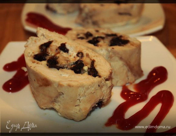 Куриный рулет с мёдом,черносливом и лесными орешка