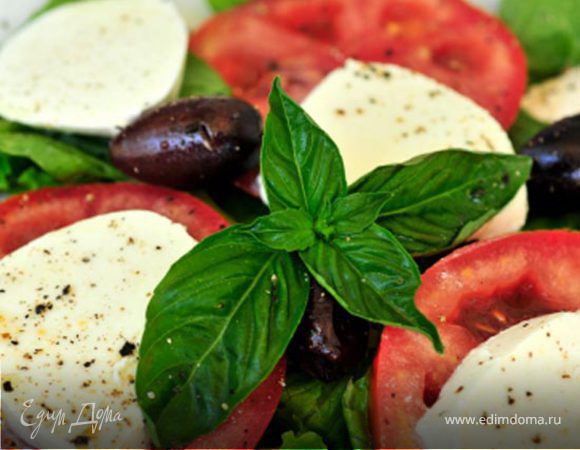 Помидоры с маслинами и сыром