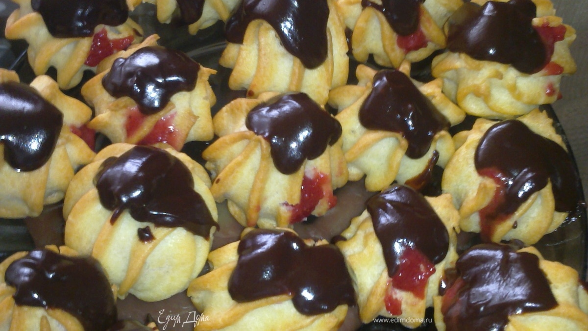 Профитроли  с клубникой и шоколадом