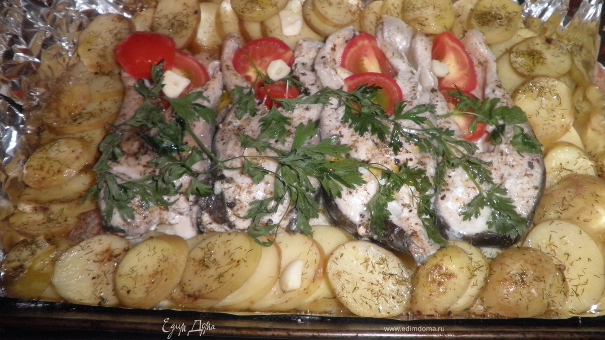 Толстолоб запеченный с картофелем