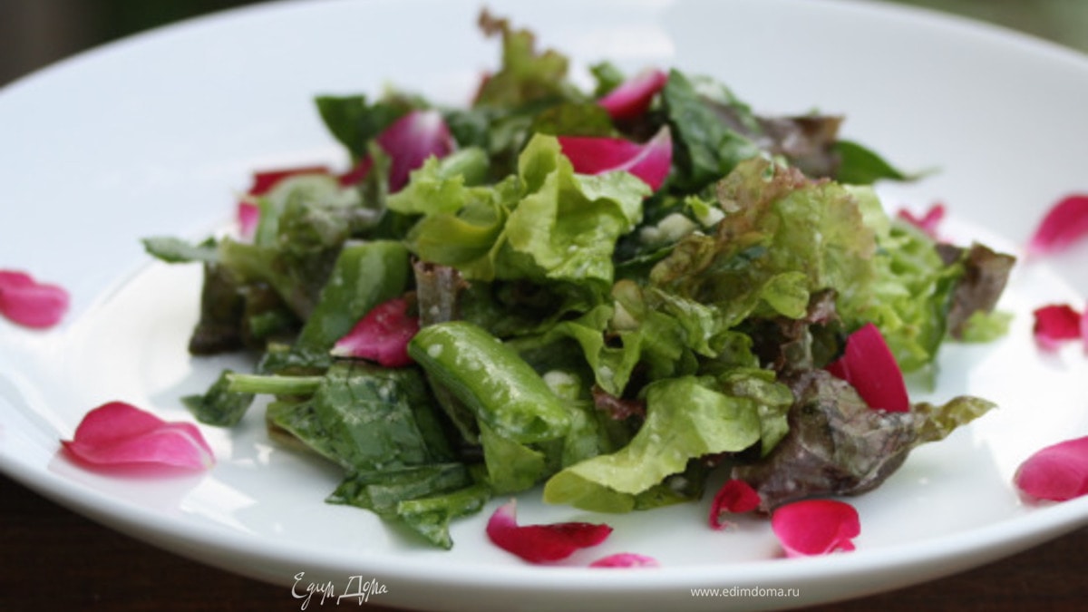 Летний салат с лепестками роз "Травинка"