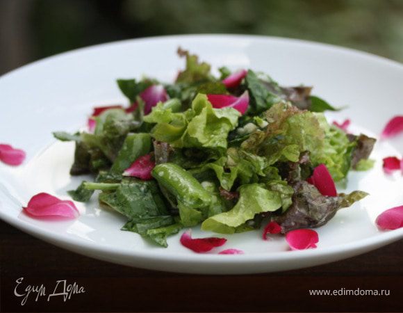 Летний салат с лепестками роз "Травинка"